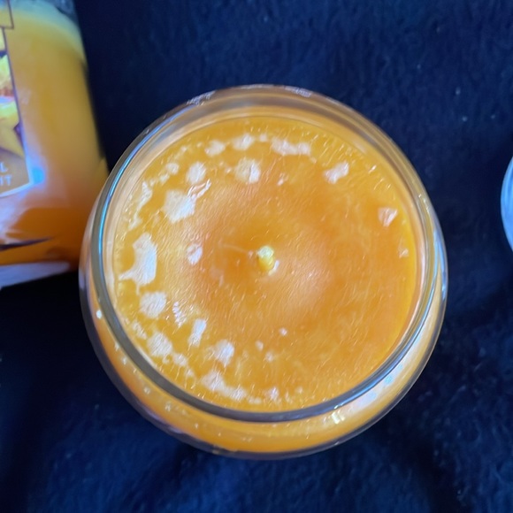 Two Yankee Candle Tropical Starfruit Candles - Picture 5 of 6